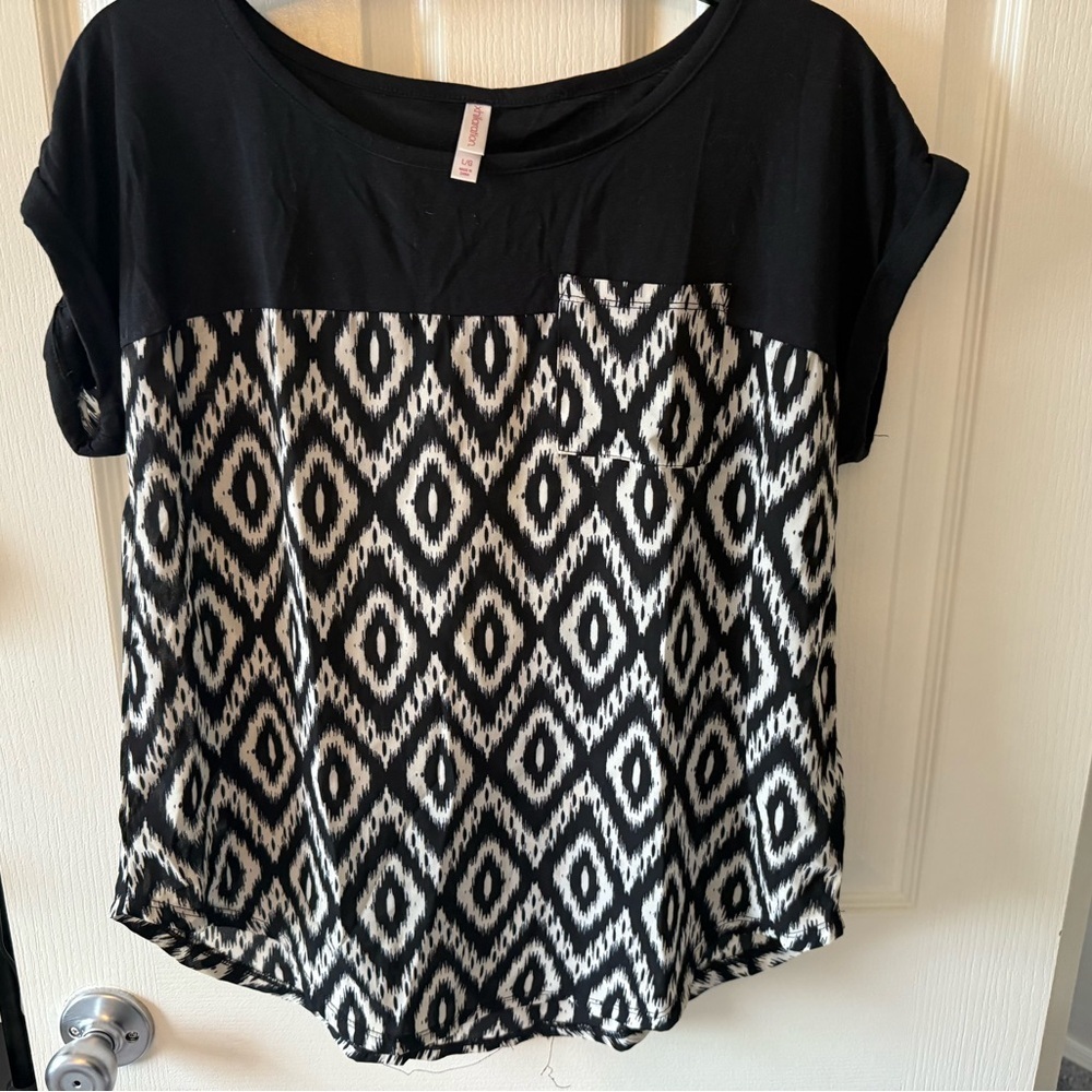 Xhilaration Black & White Ikat Short Sleeve Top Women's Size Large - Picture 8 of 11